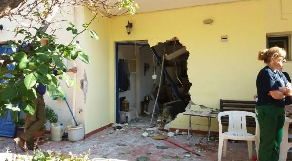 Εικόνες καταστροφής από το σπίτι που «τρύπησε» βράχος στη Λευκάδα, σκοτώνοντας μια γυναίκα – (Photos) - Media