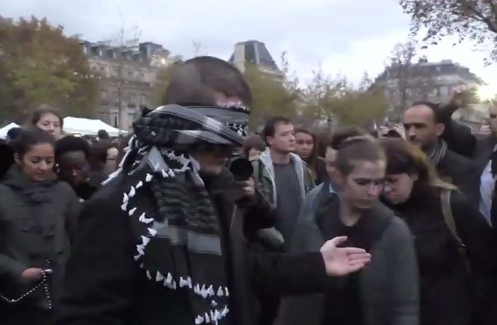 «Είμαι Μουσουλμάνος, με εμπιστεύεσαι; Αγκάλιασε με…» - Ένα συγκλονιστικό βίντεο - Media