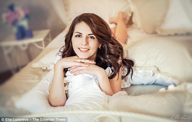 Πανέμορφη Ρωσίδα βουλευτής έκανε σεξ με τον άνδρα της στο αυτοκίνητο και εκείνο ανατινάχτηκε  (Photos) - Media