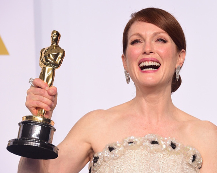 Η Τζούλιαν Μουρ έχει εθιστεί στο …twitter (Photos) - Media