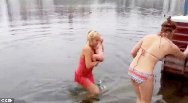 Μητέρα βουτάει σε παγωμένη λίμνη το 3 μηνών μωρό της για να το… σκληραγωγήσει (Video ) - Media