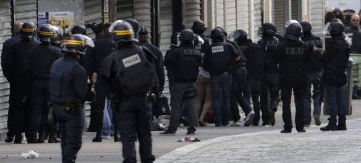 Η στιγμή που οι Γάλλοι συλλαμβάνουν γυμνό ύποπτο - (Photos) - Media