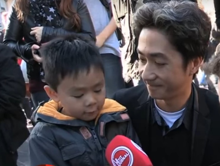 Ο συγκινητικός διάλογος πατέρα-γιου για τον τρόμο στο Παρίσι (Video) - Media
