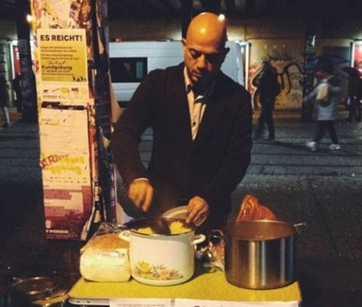 Πρόσφυγας από τη Συρία στο Βερολίνο, μαγειρεύει για τους άστεγους Γερμανούς - Media