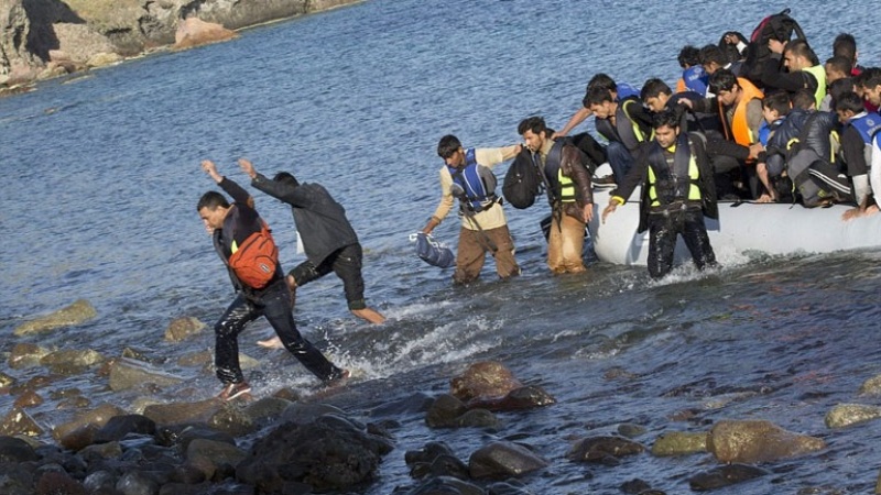 Κατά δεκάδες φθάνουν οι πρόσφυγες στη Λέσβο - Media
