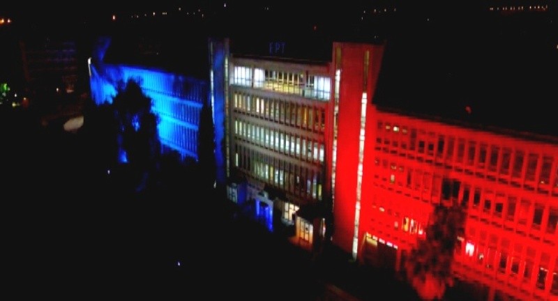 Στα χρώματα της γαλλικής σημαίας φωτίστηκε το Ραδιομέγαρο της ΕΡΤ - Media