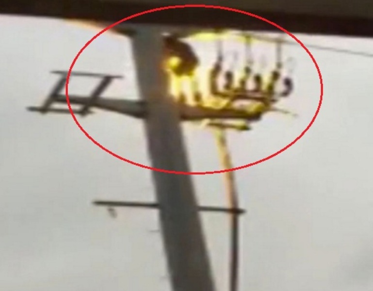 Ανέβηκε σε πυλώνα υψηλής τάσεως για να εντυπωσιάσει τη φίλη του, αλλά άγγιξε ένα καλώδιο και έγινε… πυροτέχνημα (Video)  - Media