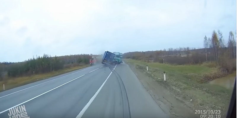 Το εκπληκτικό βίντεο όταν οδηγός φορτηγού χάνει τον έλεγχο του οχήματος σε εθνική οδό της Ρωσίας  - Media