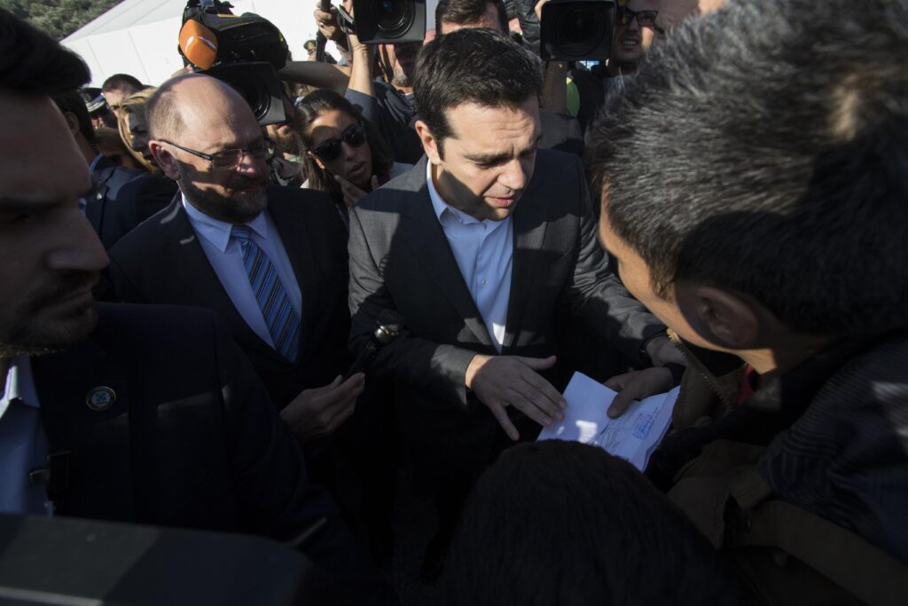 Προσφυγόπουλο πλησίασε τον Σουλτς ζητώντας χρήματα - Media