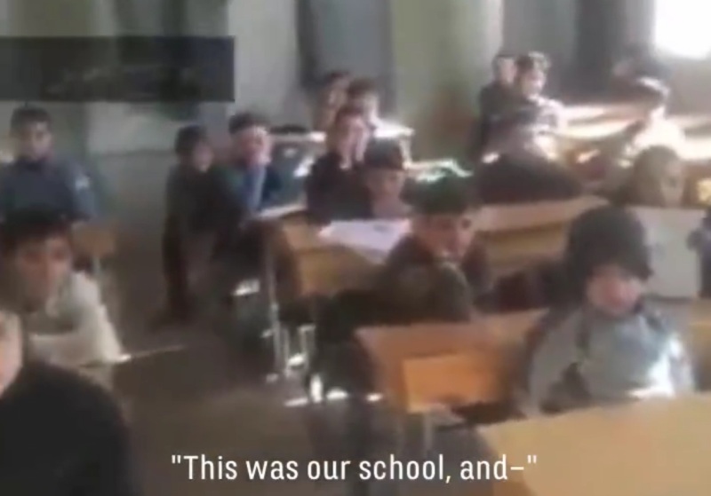 Σύρος δάσκαλος διδάσκει τους μαθητές του λίγο πριν την έκρηξη βόμβας: «Αυτό που ζούμε είναι Ιστορία» (Video) - Media