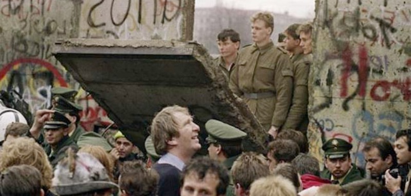 Πέθανε ο άνθρωπος που κατά λάθος, έριξε το τοίχος του Βερολίνου το 1989  - Media