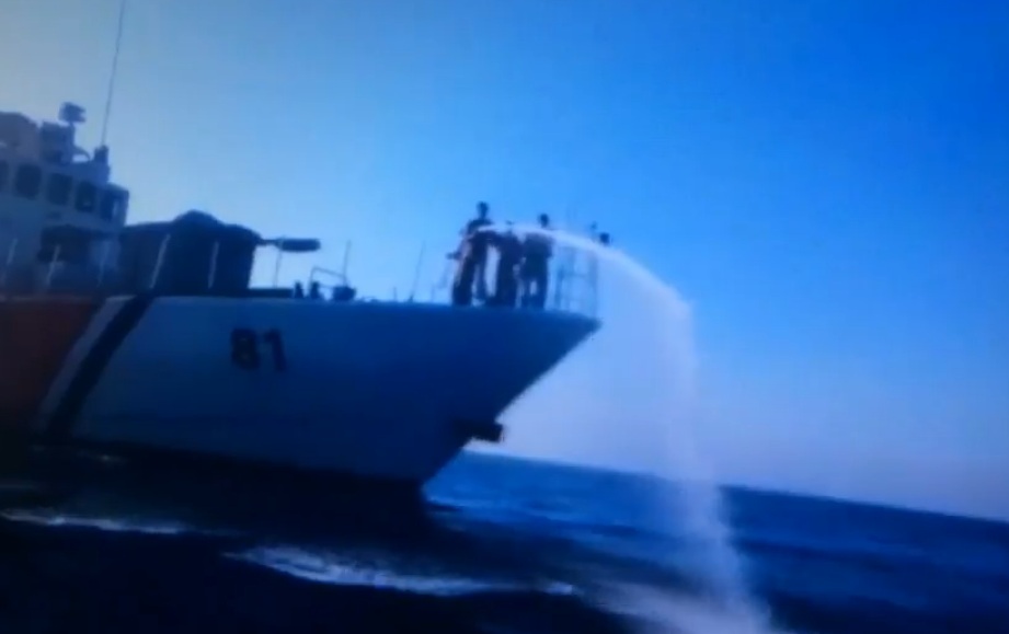 Σκάφος της τουρκικής ακτοφυλακής «βομβαρδίζει» με νερό βάρκα με πρόσφυγες (Video) - Media