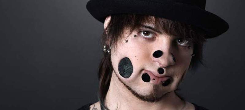 Δείτε τον άνθρωπο με τις 11 τρύπες στο πρόσωπο – Περνάει αντικείμενα μέσα από τα μάγουλά του (Photos) - Media