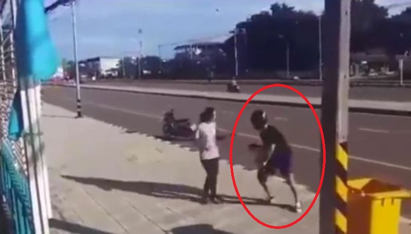 Τσαντάκιας επάνω σε ποδήλατο επιχείρησε να της κλέψει το κινητό και εκείνη άρχισε να τον κυνηγάει και να τον δέρνει με μια ομπρέλα (Video) - Media