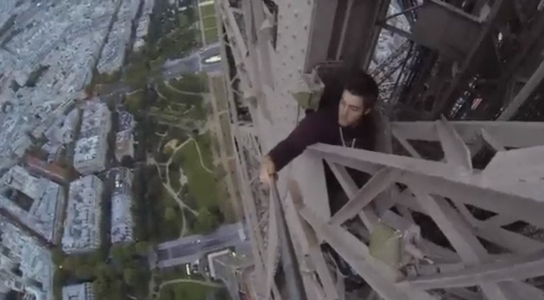 Βίντεο που κόβει την ανάσα: Σκαρφάλωσε χωρίς σχοινιά στον Πύργο του Άιφελ! (Video) - Media