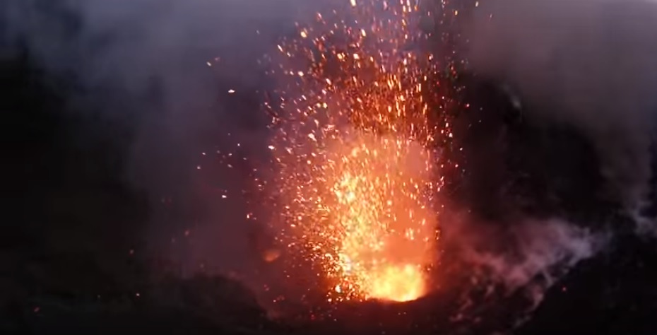 Drone πετάει πάνω από ηφαίστειο τη στιγμή της έκρηξης! (Video) - Media