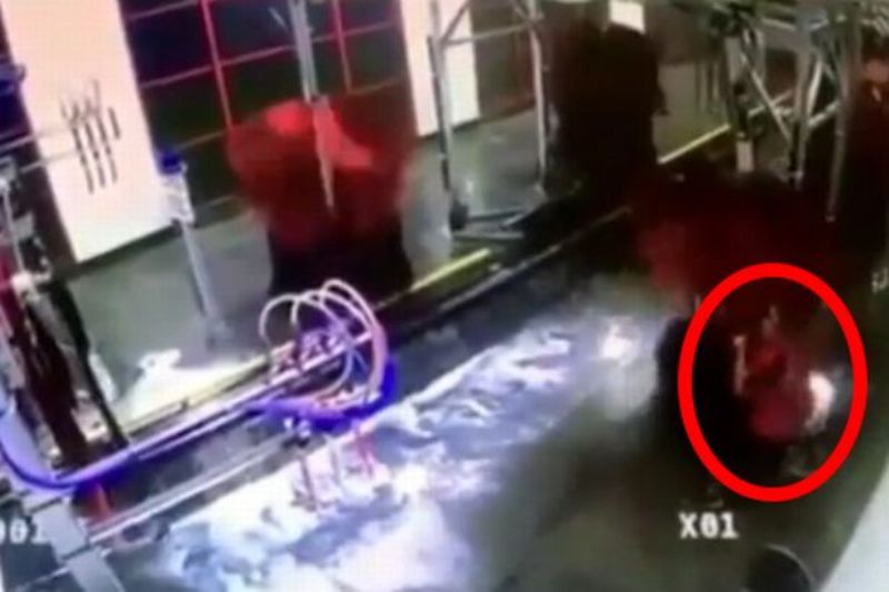 Γιγάντια βούρτσα «ρούφηξε» εργαζόμενο και τον στριφογύριζε σαν πάνινη κούκλα (Video) - Media