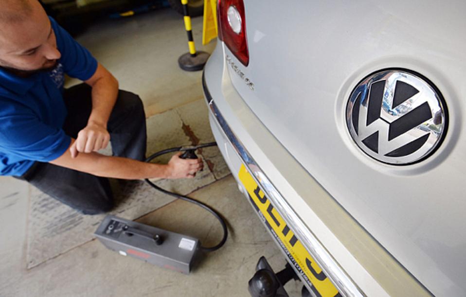 Σκάνδαλο VW: Η Κομισιόν καλεί τα κράτη μέλη να διευρύνουν τις έρευνες για τις εκπομπές ρύπων - Media