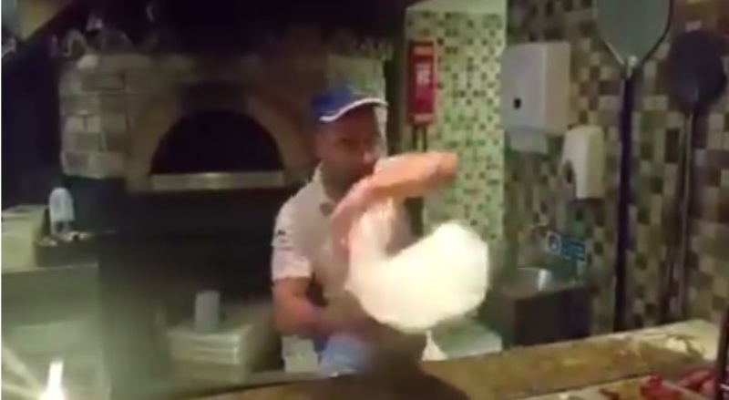 Ο ζογκλέρ του… ζυμαριού πίτσας (Video) - Media