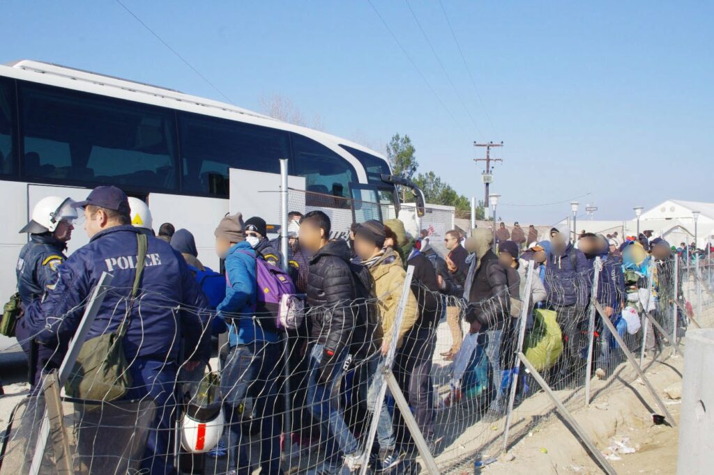 Οι… ρεπόρτερ της ΕΛΑΣ δημοσιεύουν φωτογραφίες από την επιχείρηση στην Ειδομένη - «Τέλος καλό, όλα καλά» - Media