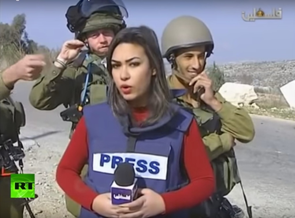Ισραηλινοί στρατιώτες κοροϊδεύουν Παλαιστίνια ρεπόρτερ στον «αέρα» (Video) - Media