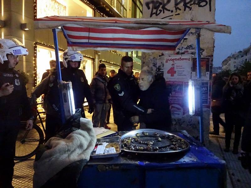Θεσσαλονίκη: Λιποθύμησε ηλικιωμένος καστανάς - Η αστυνομία προσπάθησε να τον συλλάβει και να του κατάσχει τα κάστανα - Media