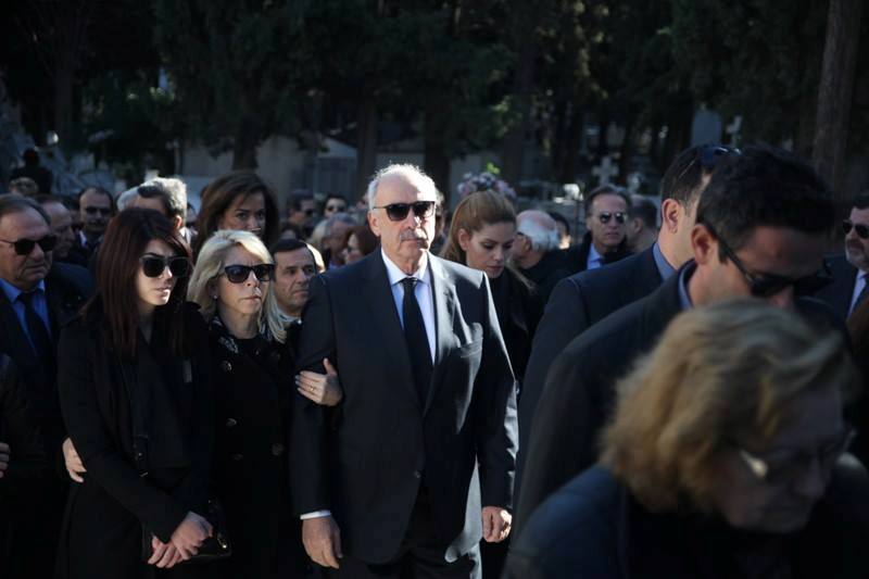 Συντετριμμένος ο Βαγγέλης Μεϊμαράκης στην κηδεία της αδερφής του (Photos) - Media