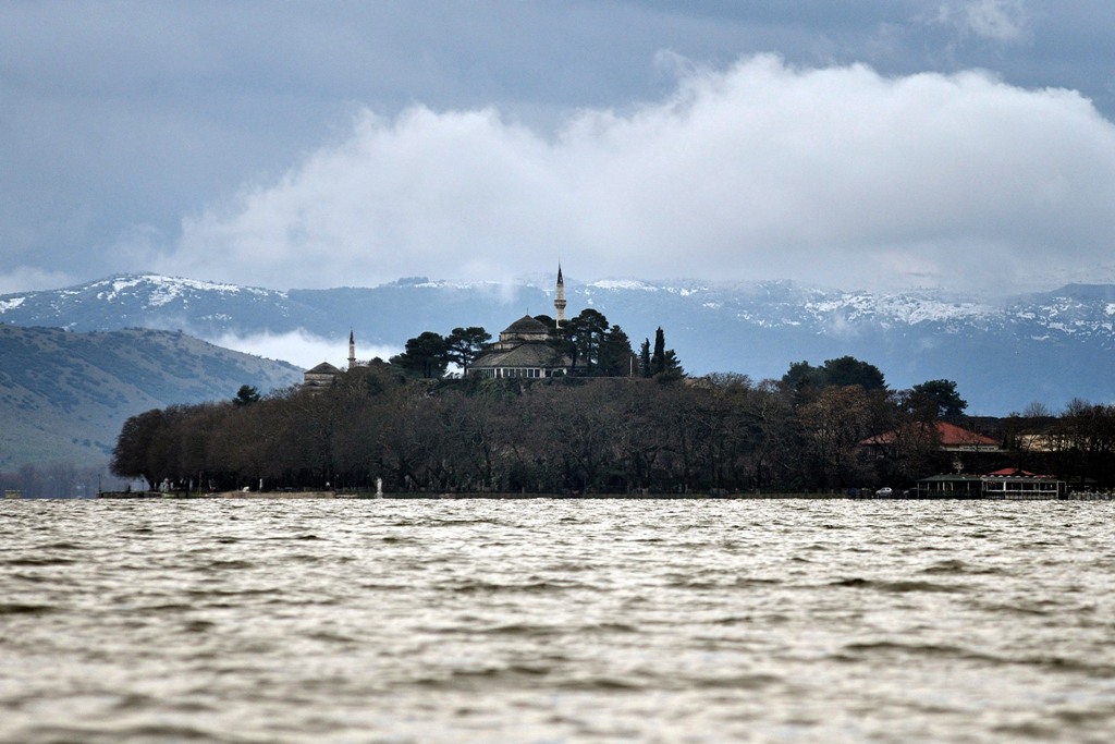 Φρίκη στα Ιωάννινα: Έριξαν στην λίμνη έγκυο γυναίκα για να αποβάλει - Media