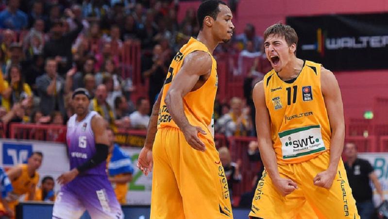 Κάρφωσε στο καλάθι της ομάδας του! (Video) - Media