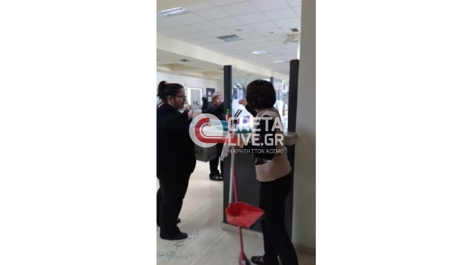 Αγρότης «έσπασε» τη ΔΟΥ Ηρακλείου επειδή του έκοψαν την επιδότηση (Photos) - Media