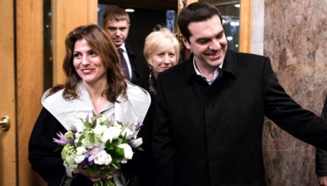 Στο θέατρο ο Αλέξης Τσίπρας με τη σύζυγό του – Παρακολούθησε την παράσταση «Το Δάνειο» (Photos) - Media