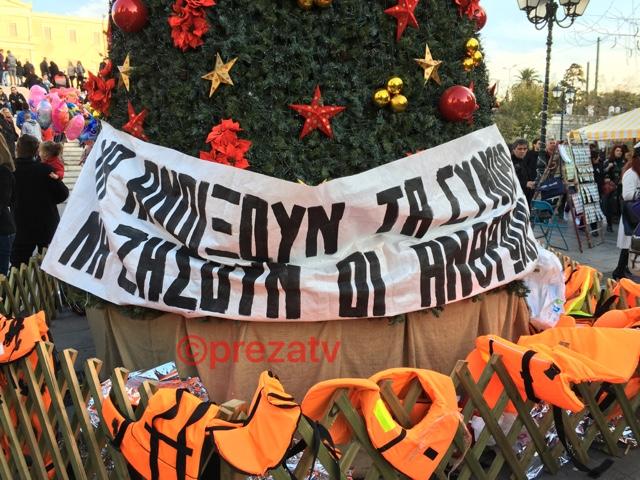 Παρέμβαση αναρχικών στο Σύνταγμα: Έβαλαν σωσίβια και κουβέρτες προσφύγων στο χριστουγεννιάτικο δέντρο (Photos) - Media