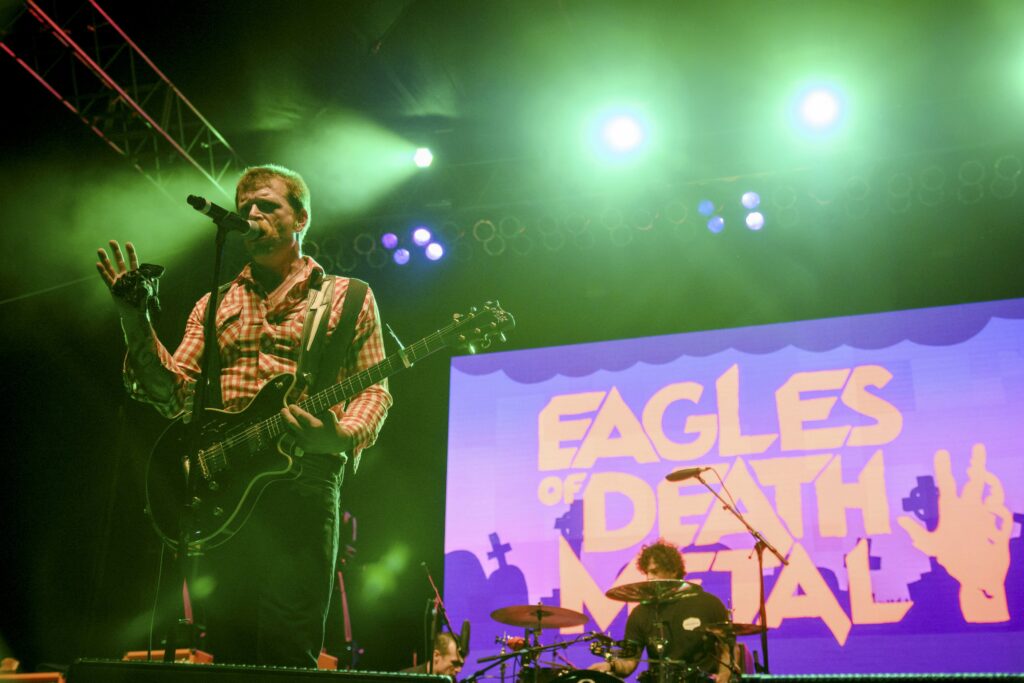 Το συγκρότημα Eagles of Death Metal του Bataclan δίπλα στους U2 σε συναυλία στο Παρίσι - Media