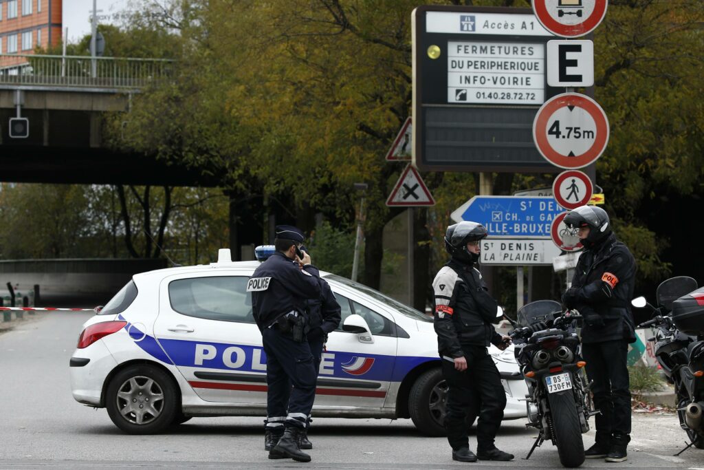 Παρίσι: Βρήκαν σφαίρες για καλάσνικοφ και έντυπα του ISIS σε αίθουσα προσευχής μουσουλμάνων - Media