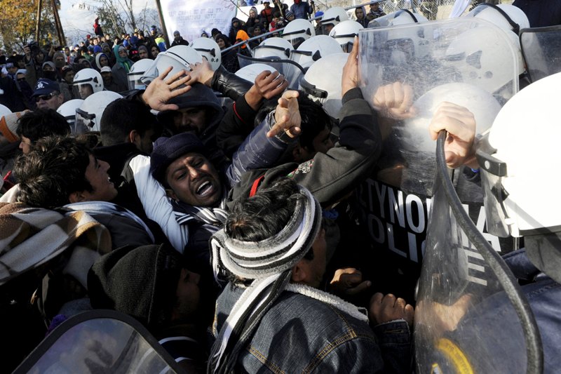 Επεισόδια στην Ειδομένη -Δύο τρένα για την επιστροφή προσφύγων στην Αθήνα (Photos) - Media