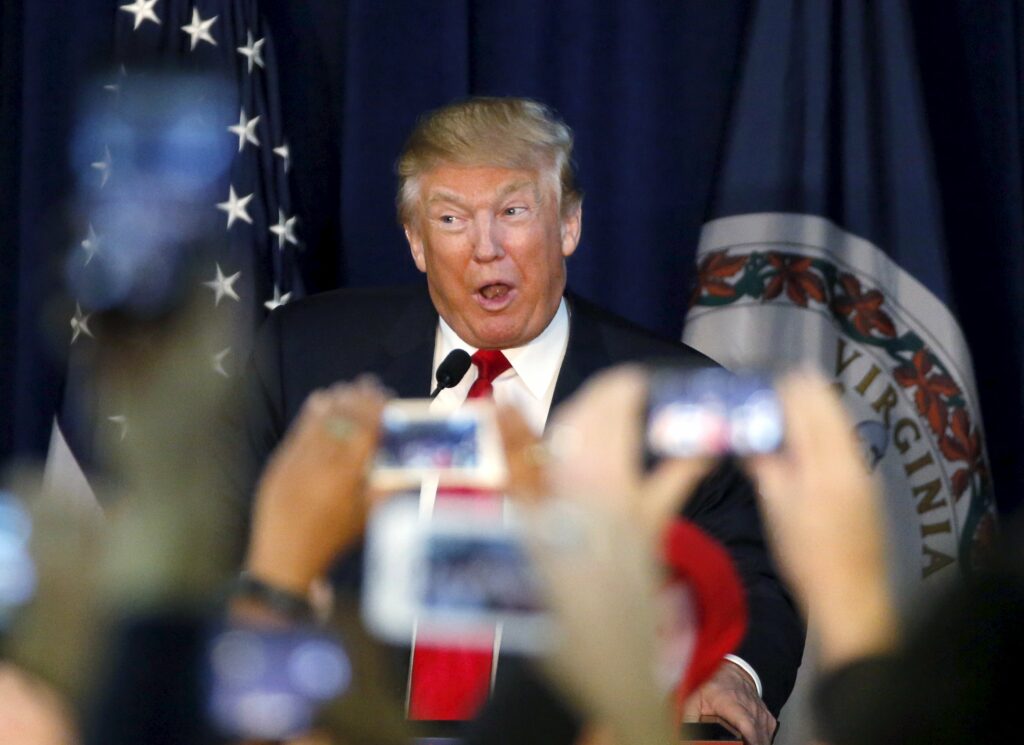 Ο Τραμπ είναι το αδιαφιλονίκητο φαβορί για το χρίσμα των Ρεπουμπλικάνων - Η Κλίντον πρώτη για τους Δημοκρατικούς - Media