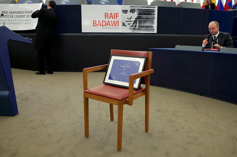 Ο Άραβας μπλόγκερ Ραΐφ Μπανταουί κέρδισε το βραβείο Ζαχάρωφ, αλλά ήταν ο μεγάλος «απών» (Photos) - Media
