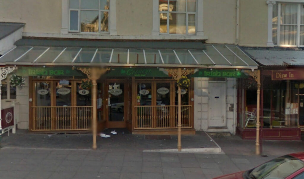 Παμπ κινδυνεύει να χάσει την άδειά της, επειδή ο DJ έπαιξε την «Πέππα το γουρουνάκι», όταν μπήκαν δύο αστυνομικοί - Media