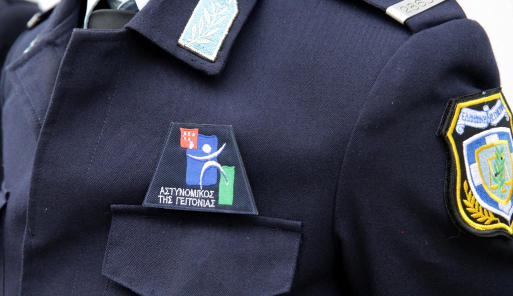 Δεκάδες συλλήψεις για εκβιασμούς και «προστασία» καταστημάτων – 3 αστυνομικοί στο κύκλωμα - Media