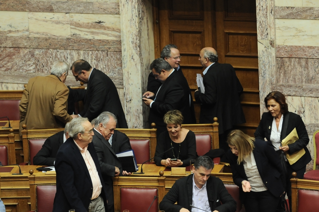 «Υπόγειος» πόλεμος υπουργών για την απόσυρση του παράλληλου προγράμματος - Media