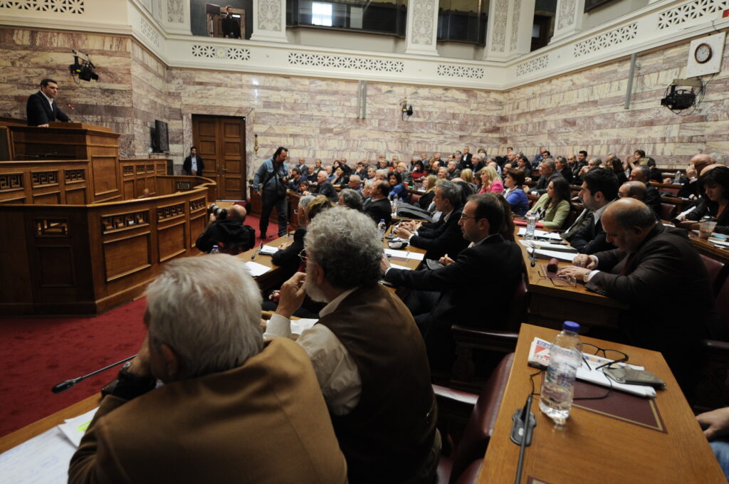 Με παράλληλο πρόγραμμα και «μασάζ», «μαντρώνει» η κυβέρνηση τους 153 - Media