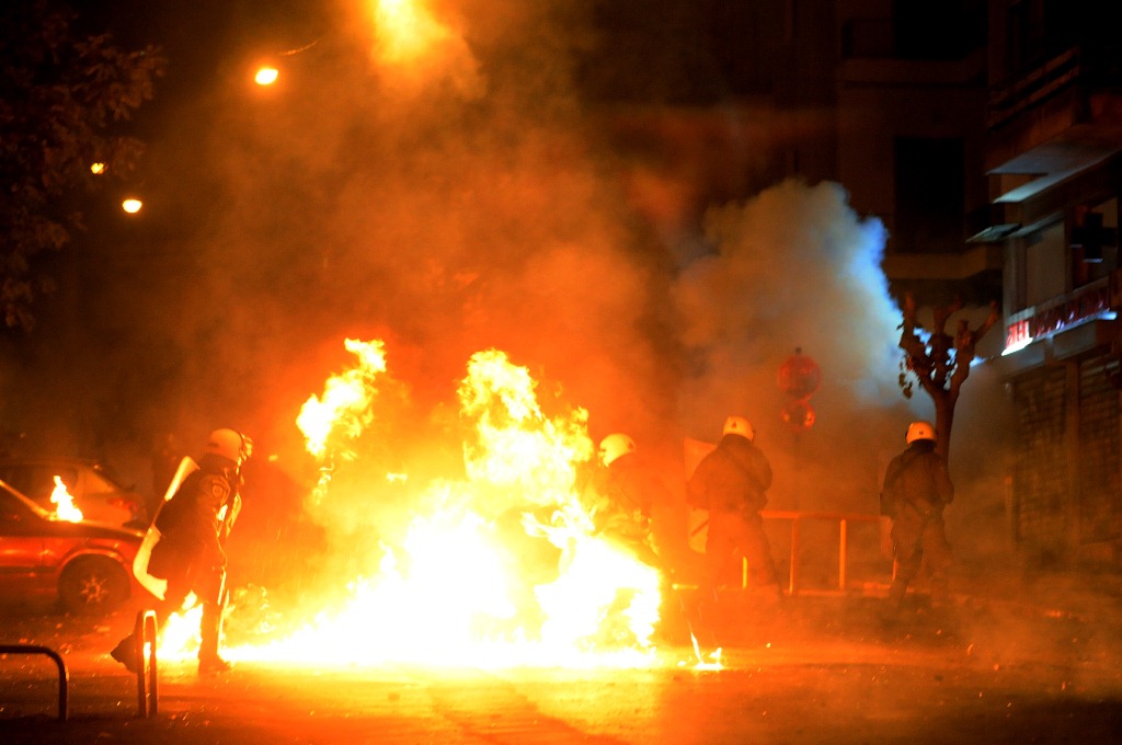 Μολότοφ και χημικά στα Εξάρχεια μετά την πορεία για τον Α. Γρηγορόπουλο (Photo/Video) - Media