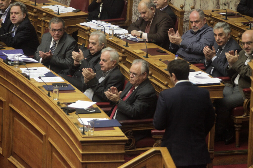 Ο Τσίπρας κατάφερε και «έφερε» τους υπουργούς στη Βουλή - Η παρουσία του γέμισε τα έδρανα - Media