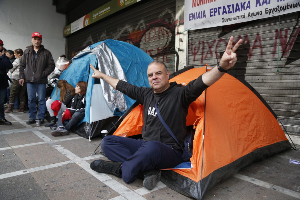 Έξω από το υπ. Εργασίας παραμένουν οι πενταμηνίτες - Σύσκεψη το απόγευμα για το μέλλον των κινητοποιήσεων - Media