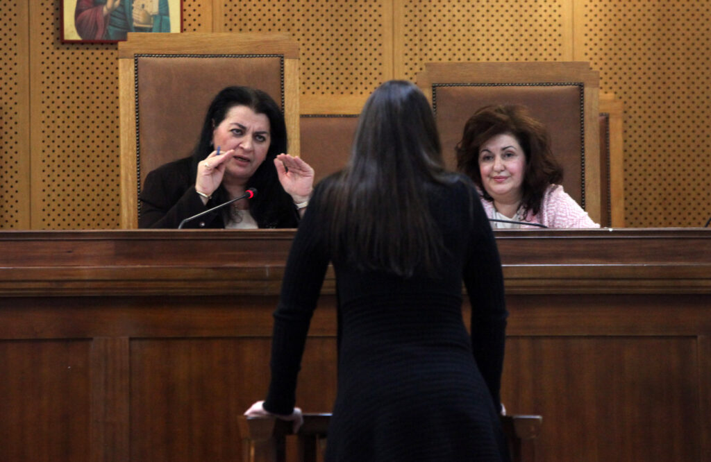 Δίκη ΧΑ: Παρατηρήσεις από την πρόεδρο στην αστυνομικό για τον τρόπο που λειτούργησαν το βράδυ της δολοφονίας - Media