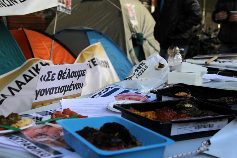 Οι τρίτεκνοι διαμαρτύρονται κρατώντας ταψιά με γεμιστά (Photos) - Media