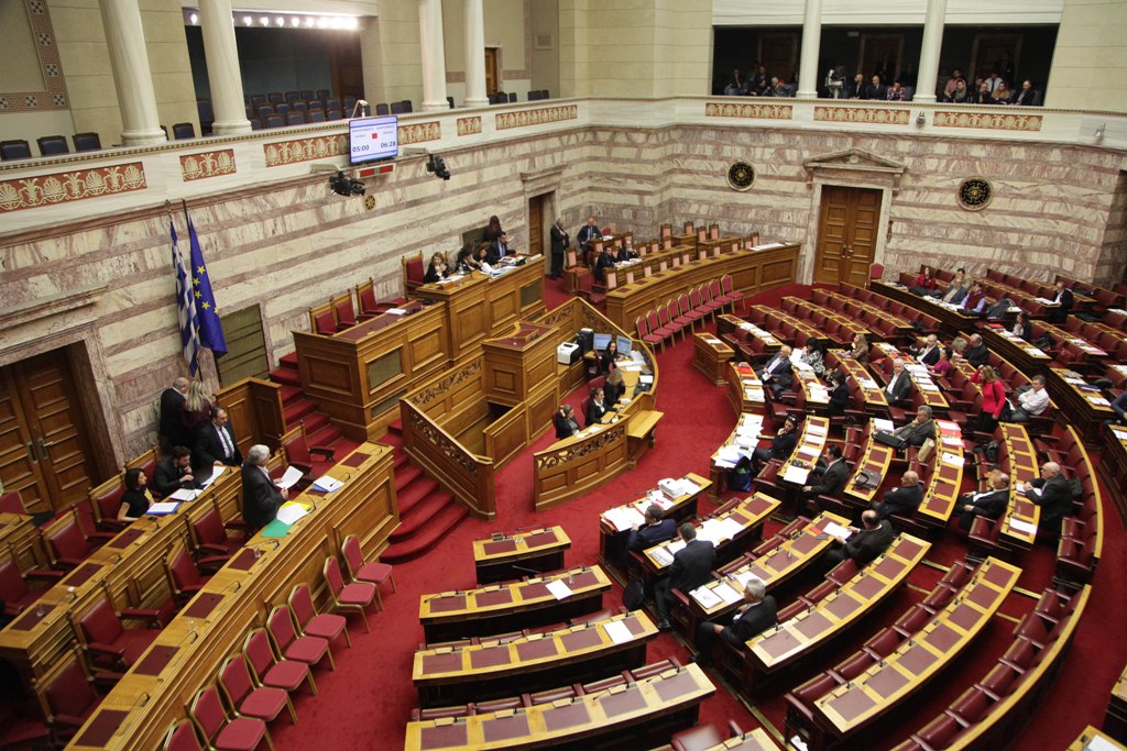 Μέσα σε πρωτοφανή ένταση ψηφίζεται το σύμφωνο συμβίωσης - LIVE - Media