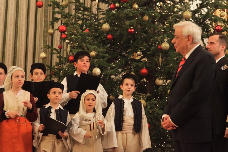 Τα παραδοσιακά κάλαντα έψαλλαν στον ΠτΔ και τους πολιτικούς αρχηγούς  - Media