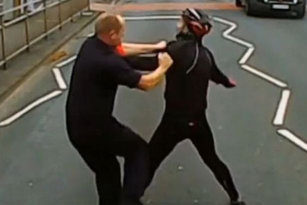 Γροθιές στη μέση του δρόμου μεταξύ φορτηγατζή και ποδηλάτη (Video) - Media