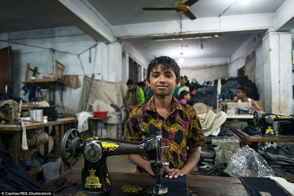 Άθλιες συνθήκες εργασίας των παιδιών με ετήσιο μισθό όσο το κόστος ενός από τα παντελόνια που φτιάχνουν (Photos) - Media